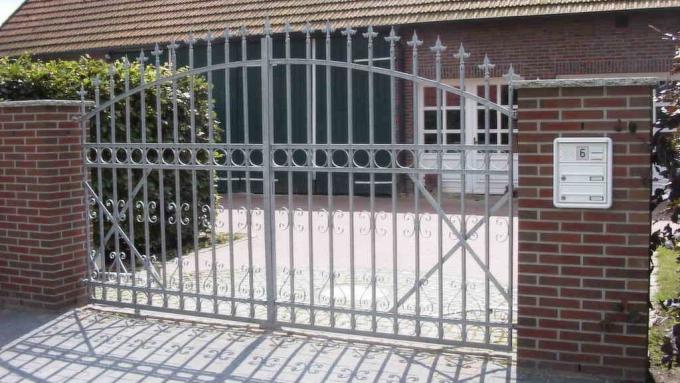 Restauriertes schmiedeeisernes Drehflügeltor